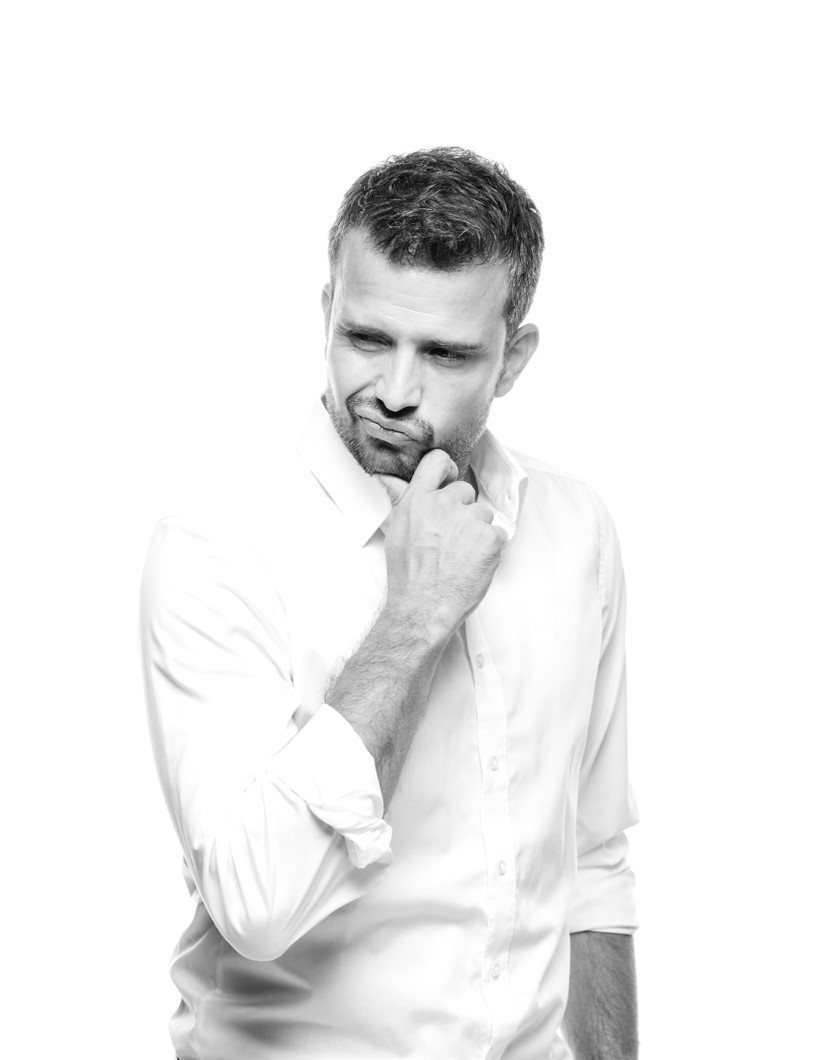 Marcus Wagner nachdenklich im weißen Hemd