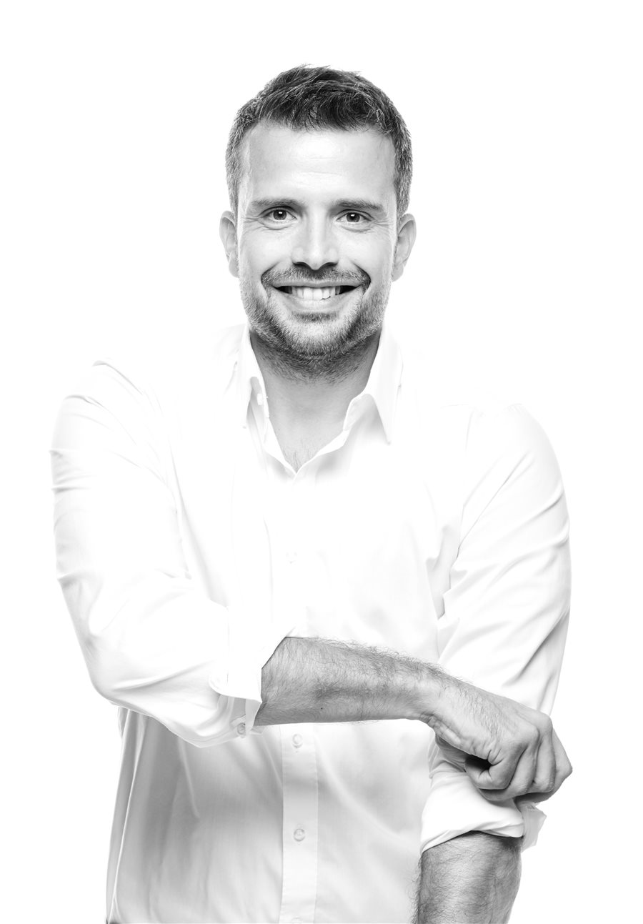 Marcus Wagner im weißen Hemd, krempelt die Ärmel hoch