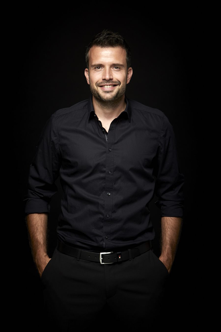 Marcus Wagner, Porträt vor schwarzem Hintergrund